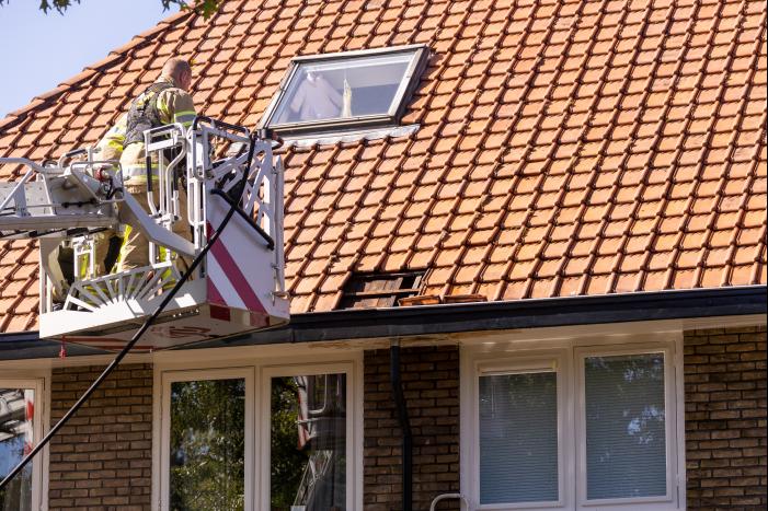 Verfbrander zet dak in brand