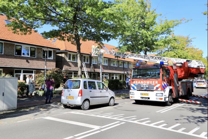 Verfbrander zet dak in brand