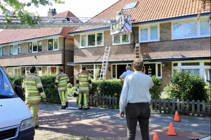 Verfbrander zet dak in brand