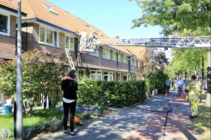 Verfbrander zet dak in brand