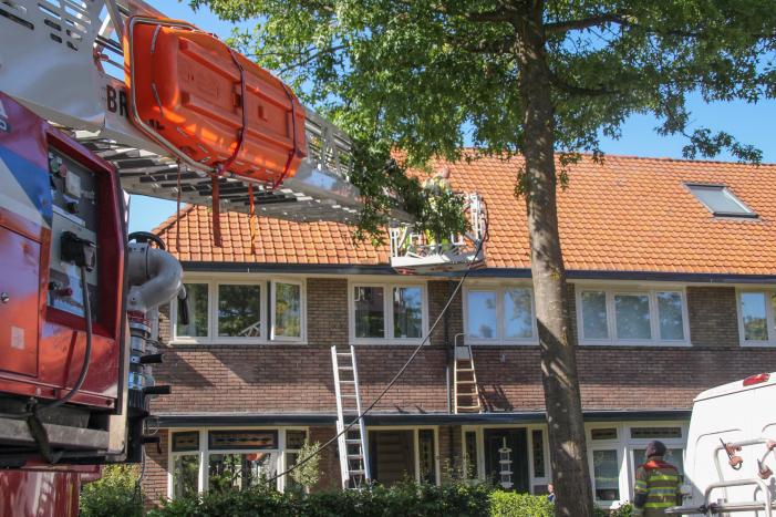 Verfbrander zet dak in brand