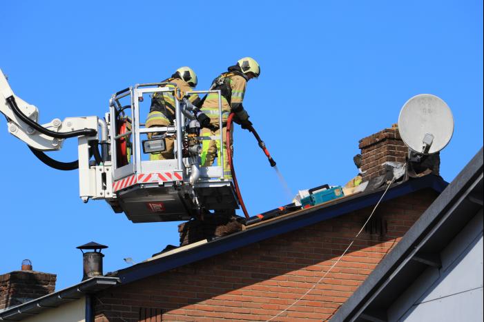 Brand in dakbeschot van woning