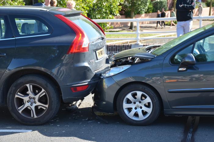 Veel schade bij kop-staartbotsing