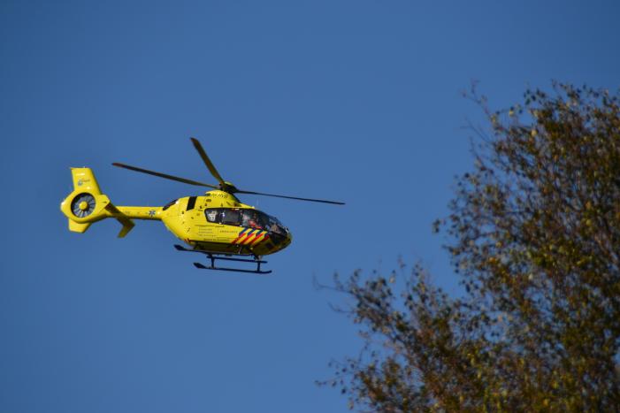 Traumahelikopter landt op grasveld voor incident in woning