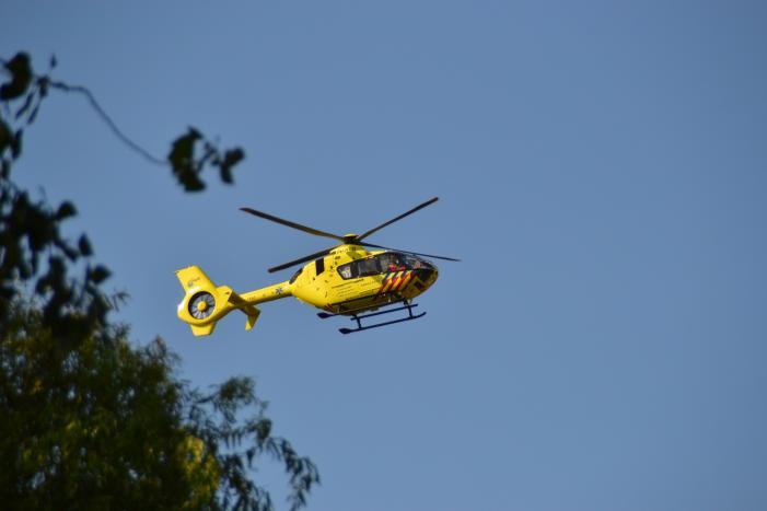 Traumahelikopter landt op grasveld voor incident in woning