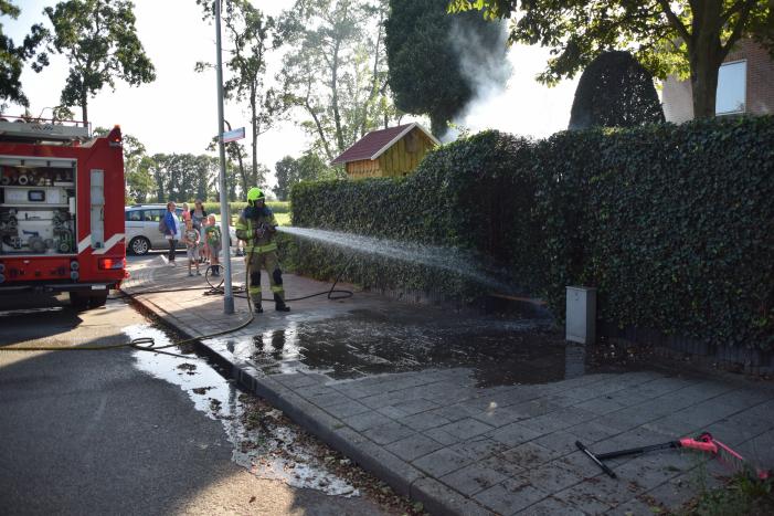 Zithoek en groene haag in brand gestoken