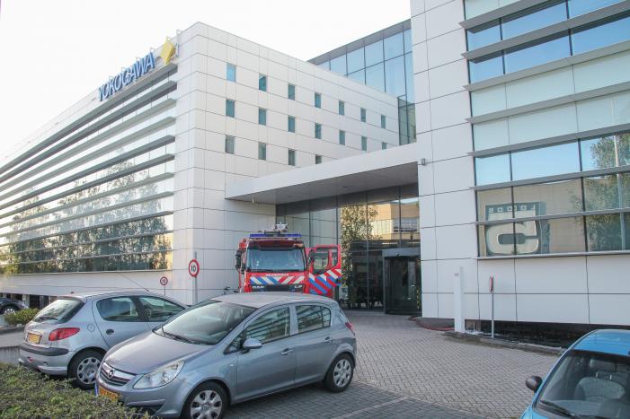 Vijver in bedrijfsgebouw Yokogawa stroomt over