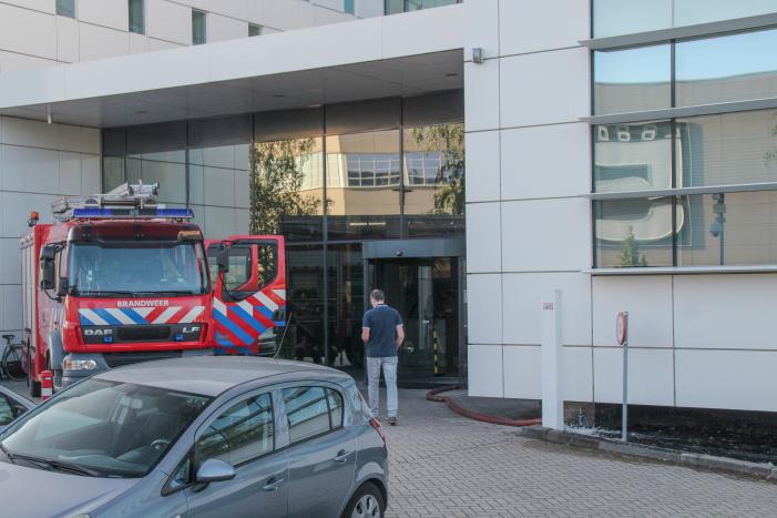 Vijver in bedrijfsgebouw Yokogawa stroomt over