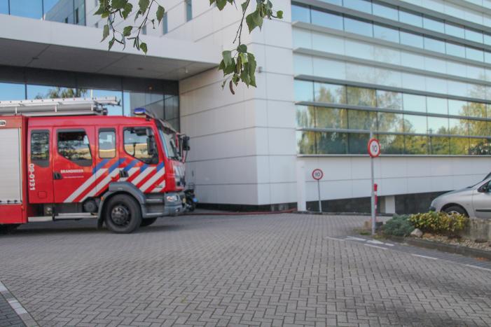 Vijver in bedrijfsgebouw Yokogawa stroomt over