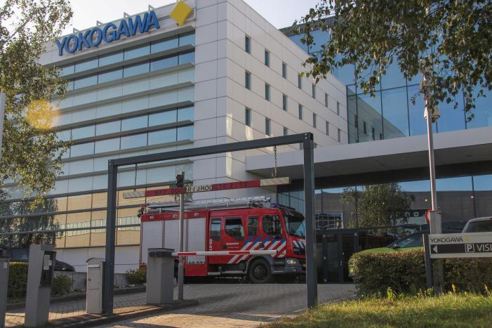 Vijver in bedrijfsgebouw Yokogawa stroomt over