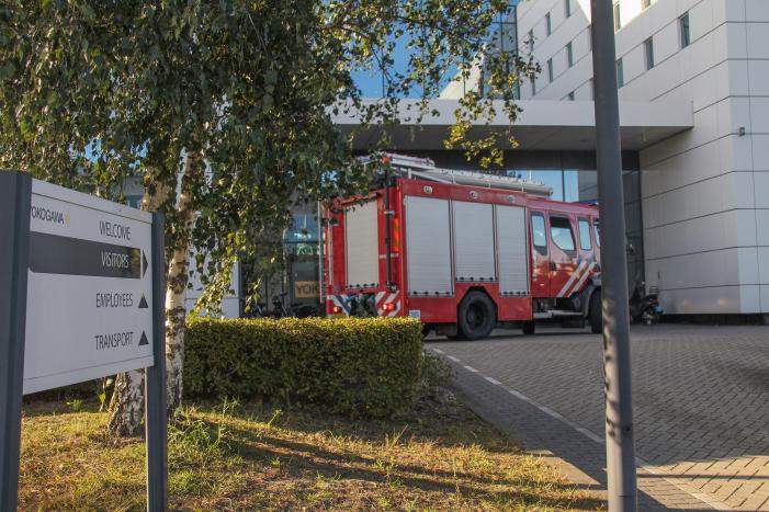 Vijver in bedrijfsgebouw Yokogawa stroomt over