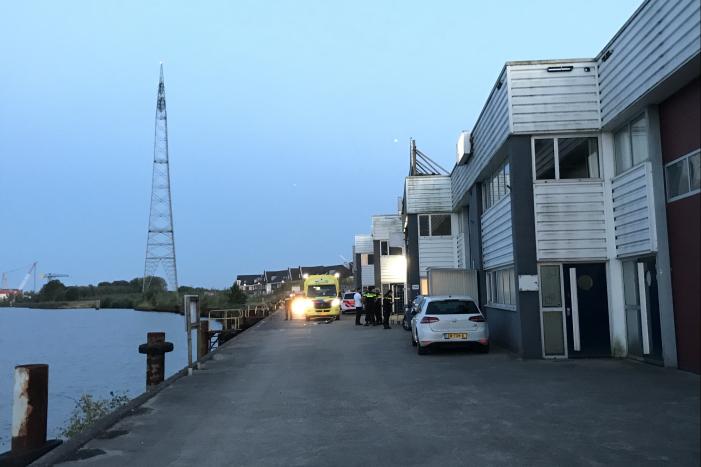 Persoon raakt te water