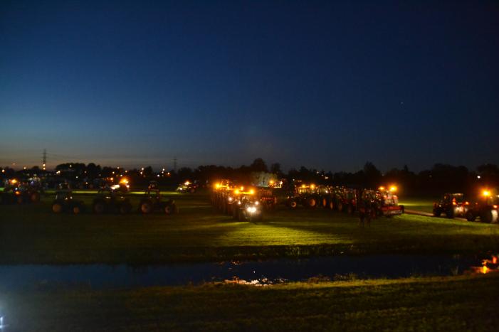 Veel trekkers bij demonstratie op weiland