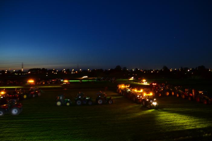 Veel trekkers bij demonstratie op weiland