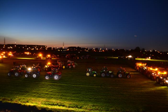 Veel trekkers bij demonstratie op weiland