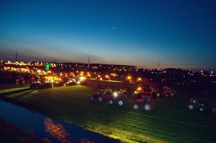 Veel trekkers bij demonstratie op weiland