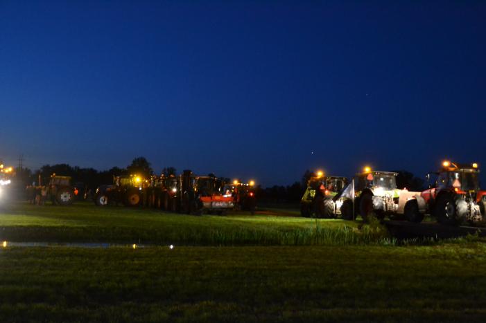 Veel trekkers bij demonstratie op weiland