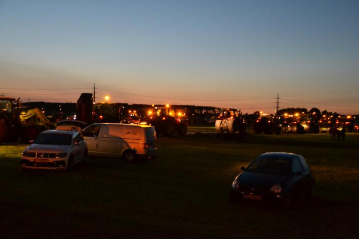 Veel trekkers bij demonstratie op weiland