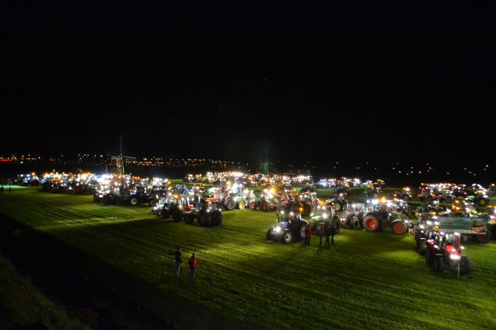 Veel trekkers bij demonstratie op weiland
