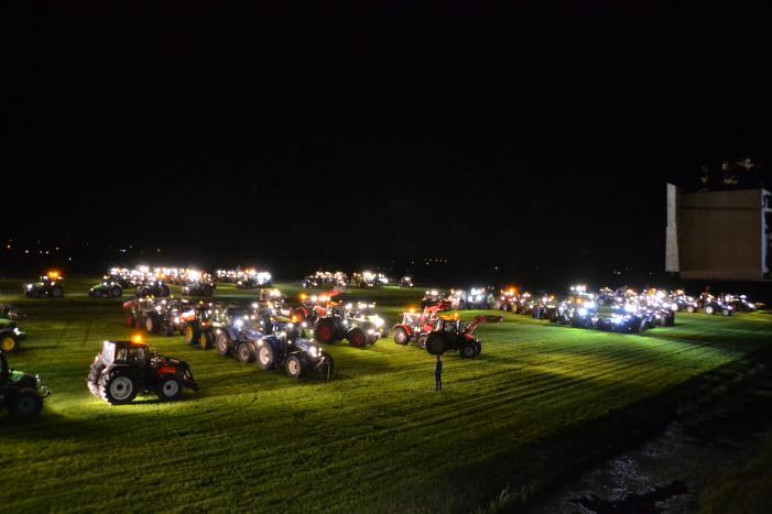 Veel trekkers bij demonstratie op weiland