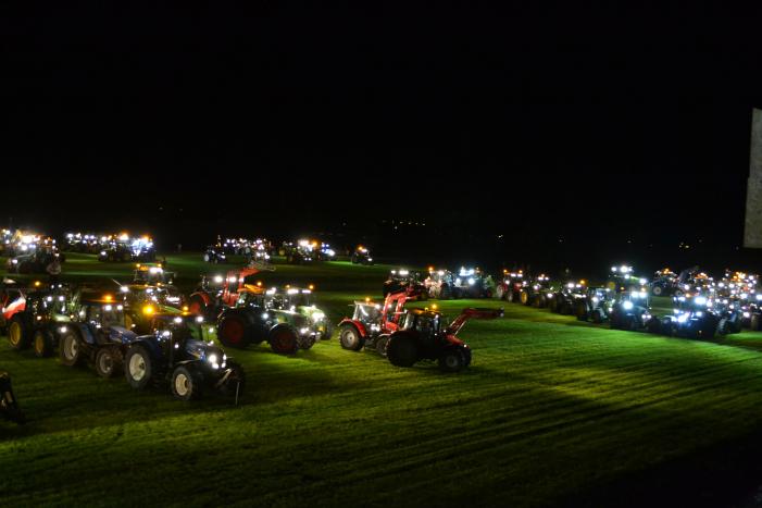 Veel trekkers bij demonstratie op weiland