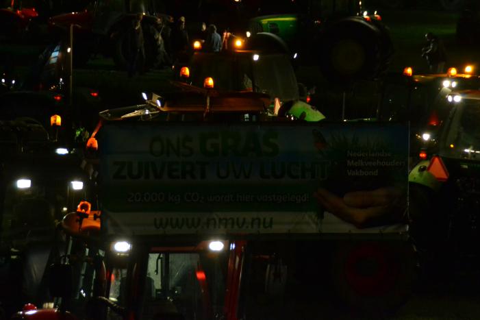 Veel trekkers bij demonstratie op weiland