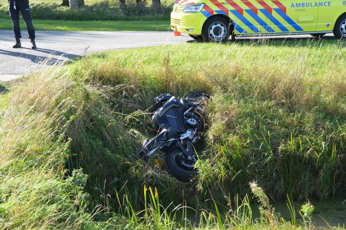 Motor belandt in sloot na aanrijding met auto