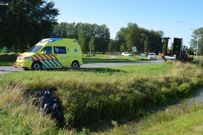 Motor belandt in sloot na aanrijding met auto