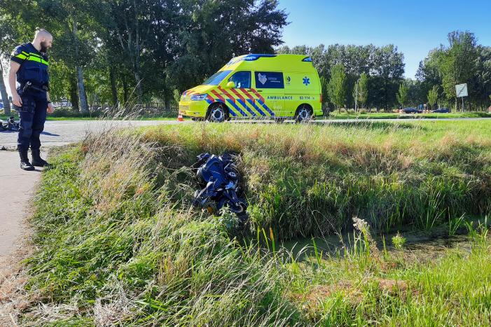 Motor belandt in sloot na aanrijding met auto