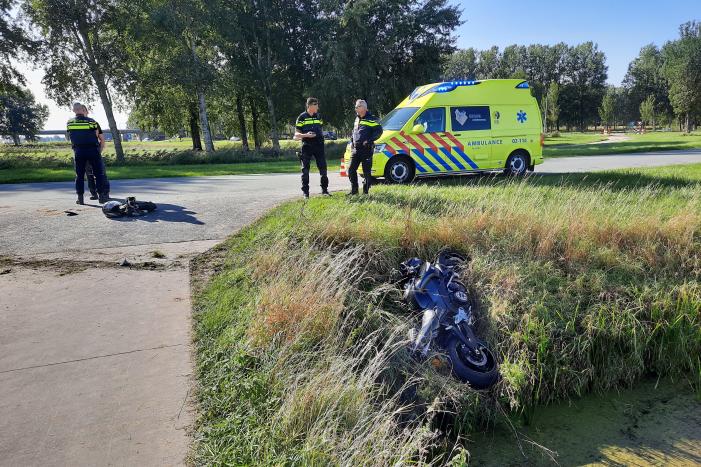 Motor belandt in sloot na aanrijding met auto