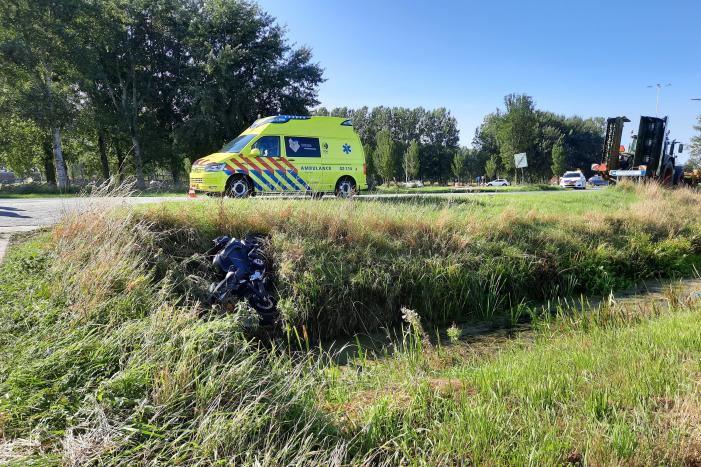 Motor belandt in sloot na aanrijding met auto
