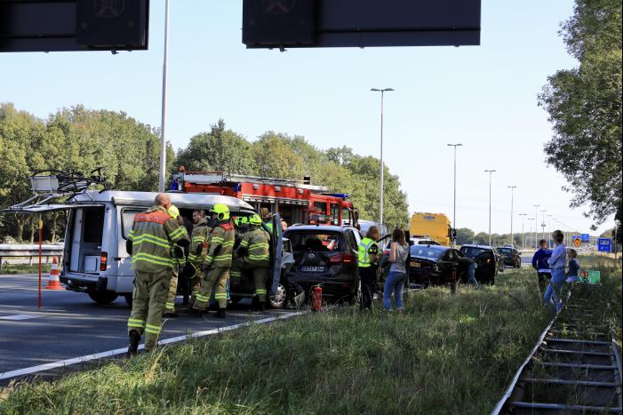 Camper en meerdere auto's betrokken bij kop-staart botsing