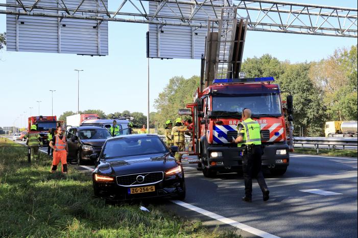 Camper en meerdere auto's betrokken bij kop-staart botsing