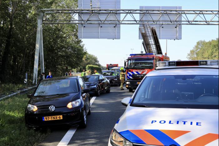 Camper en meerdere auto's betrokken bij kop-staart botsing