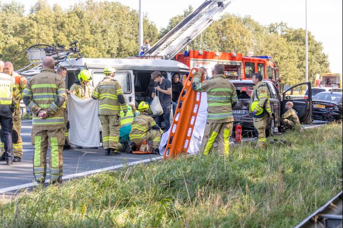 Camper en meerdere auto's betrokken bij kop-staart botsing