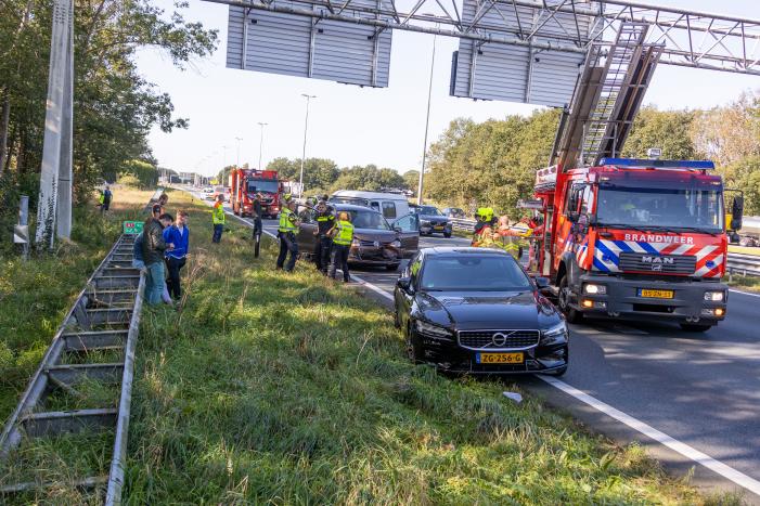 Camper en meerdere auto's betrokken bij kop-staart botsing