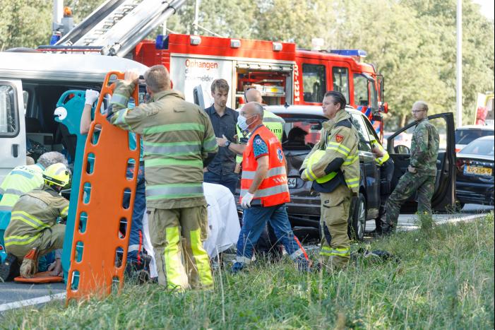 Camper en meerdere auto's betrokken bij kop-staart botsing