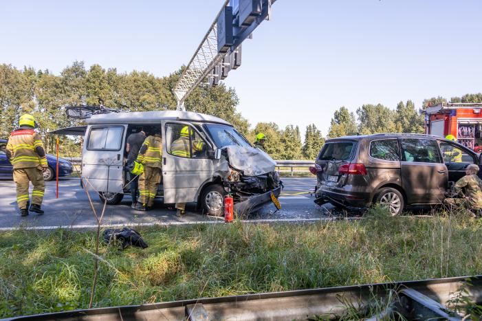 Camper en meerdere auto's betrokken bij kop-staart botsing