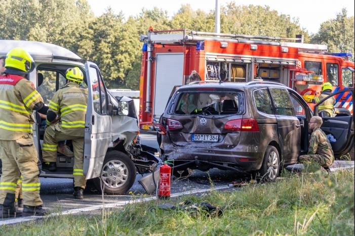 Camper en meerdere auto's betrokken bij kop-staart botsing