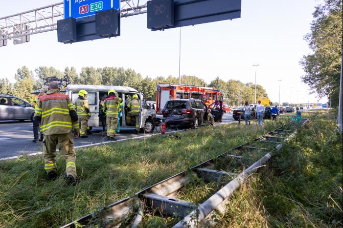 Camper en meerdere auto's betrokken bij kop-staart botsing