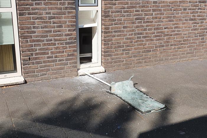 Raam gesneuveld bij inbraak gezondheidscentrum