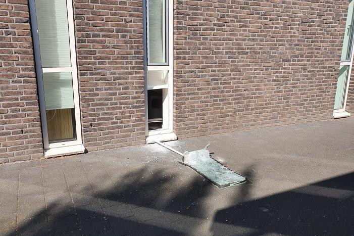 Raam gesneuveld bij inbraak gezondheidscentrum