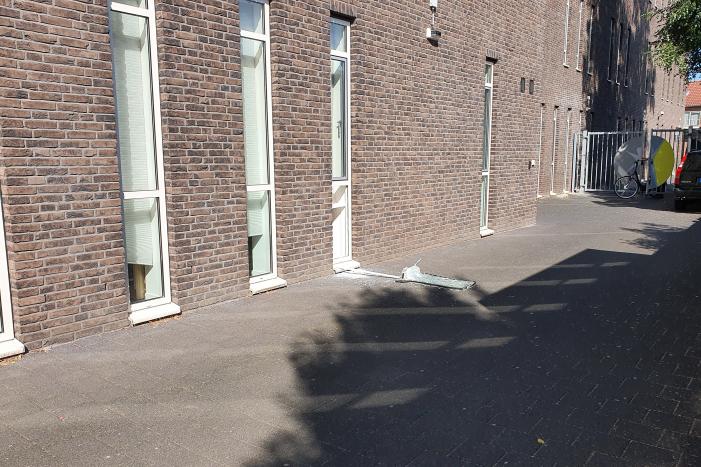 Raam gesneuveld bij inbraak gezondheidscentrum