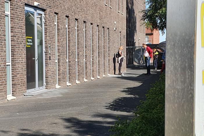 Raam gesneuveld bij inbraak gezondheidscentrum