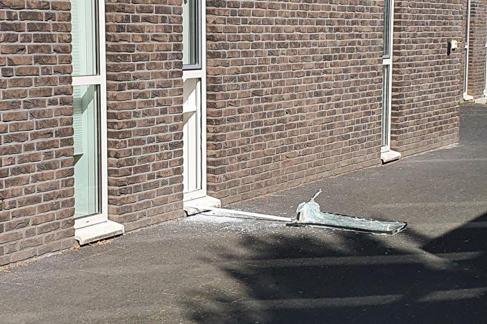 Raam gesneuveld bij inbraak gezondheidscentrum