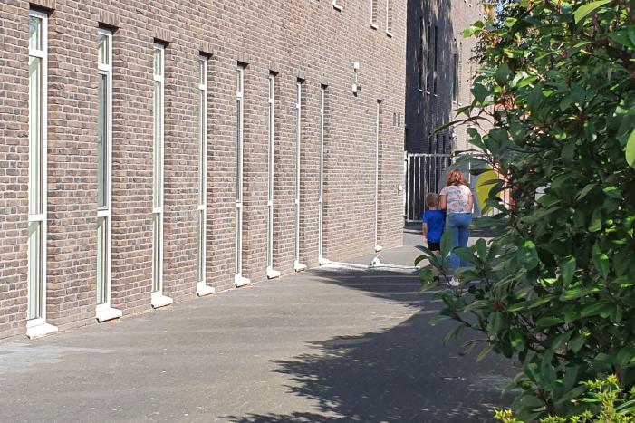 Raam gesneuveld bij inbraak gezondheidscentrum