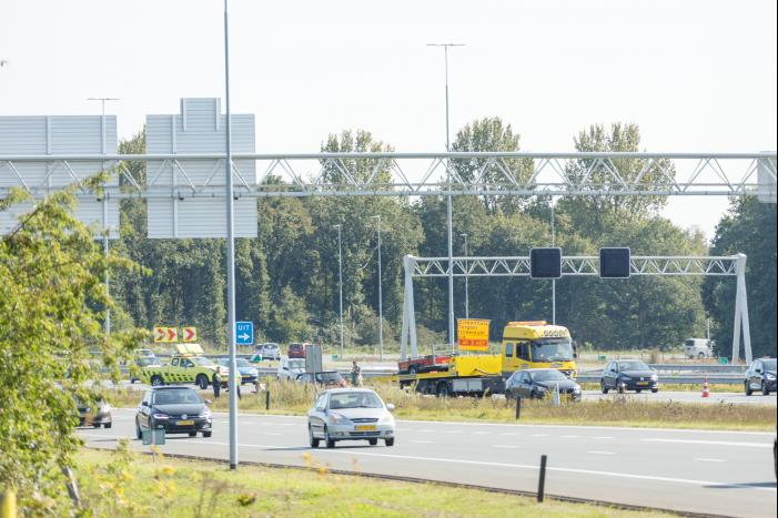 Auto met aanhanger geschaard op snelweg