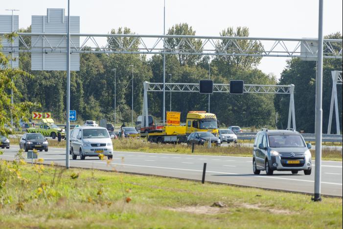Auto met aanhanger geschaard op snelweg