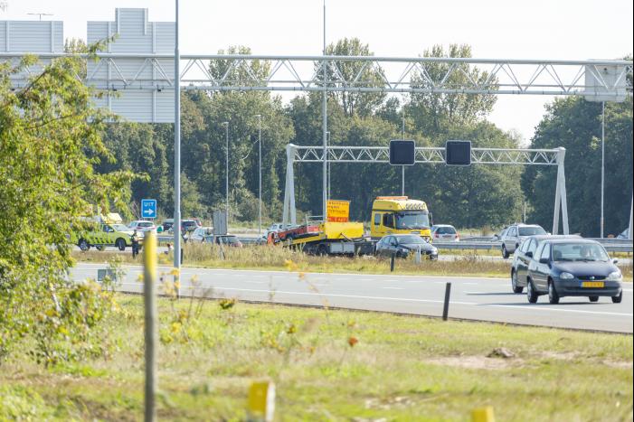 Auto met aanhanger geschaard op snelweg