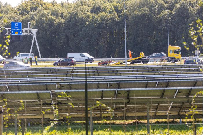 Auto met aanhanger geschaard op snelweg